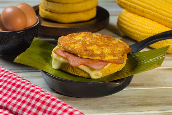 Arepa de choclo Omelet Jamón y Queso